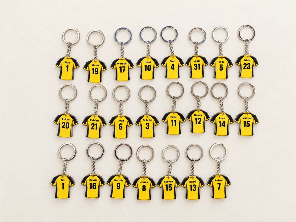 Vraie commande de porte-clés maillots de football jaunes et noirs en acrylique avec prénoms et numéros